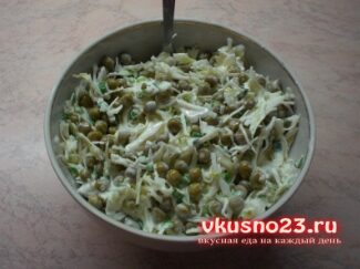 salat-kapusta-s-zelenyim-goroshkom-8579642